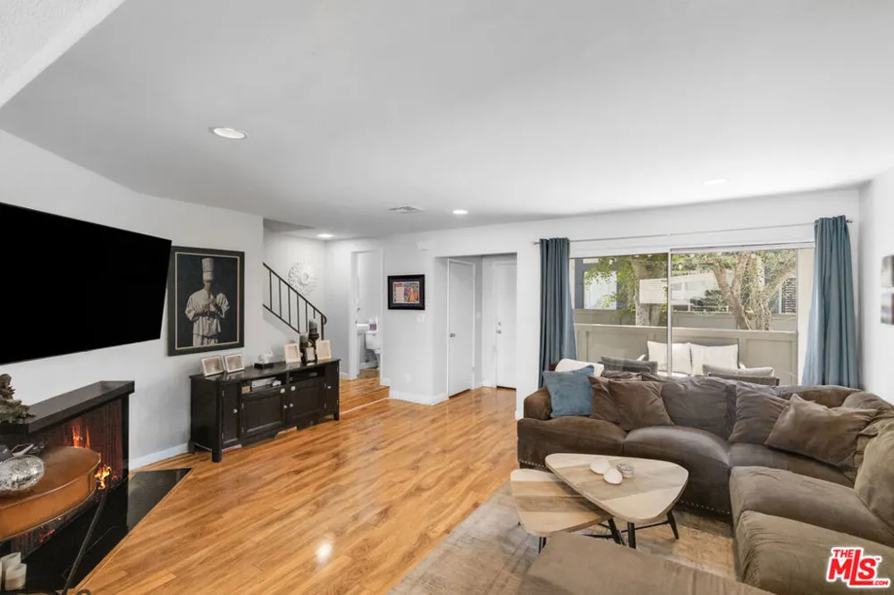 18550 Hatteras Street #100 Tarzana, CA 91356