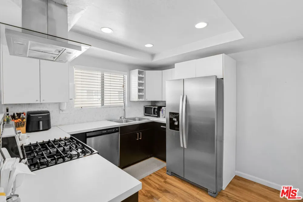 18550 Hatteras Street #100 Tarzana, CA 91356