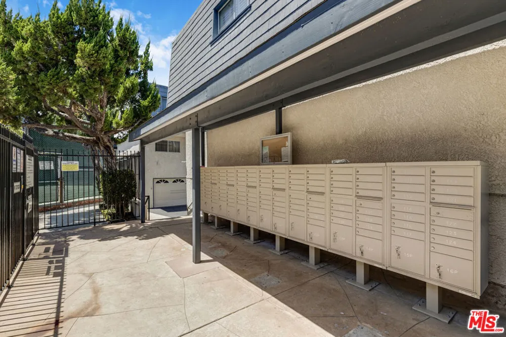 18550 Hatteras Street #100 Tarzana, CA 91356