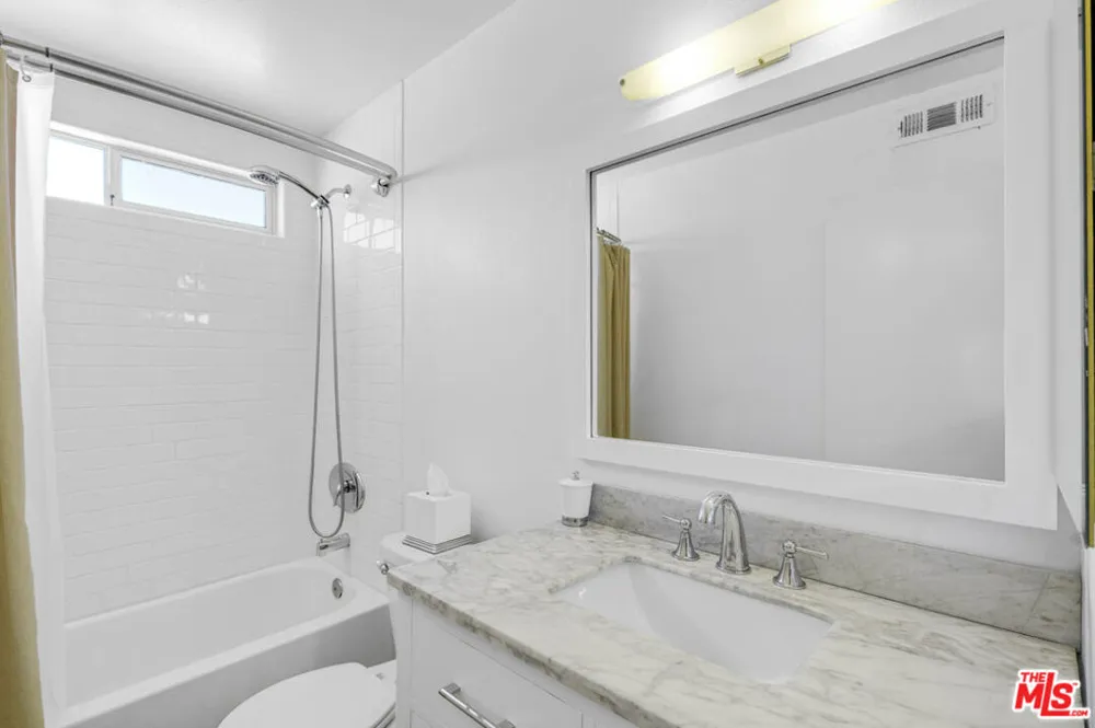 18550 Hatteras Street #100 Tarzana, CA 91356