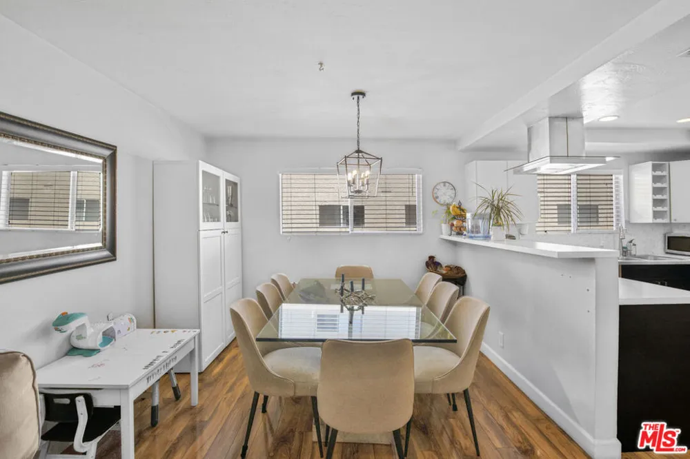 18550 Hatteras Street #100 Tarzana, CA 91356