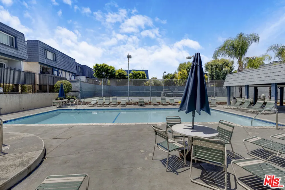 18550 Hatteras Street #100 Tarzana, CA 91356