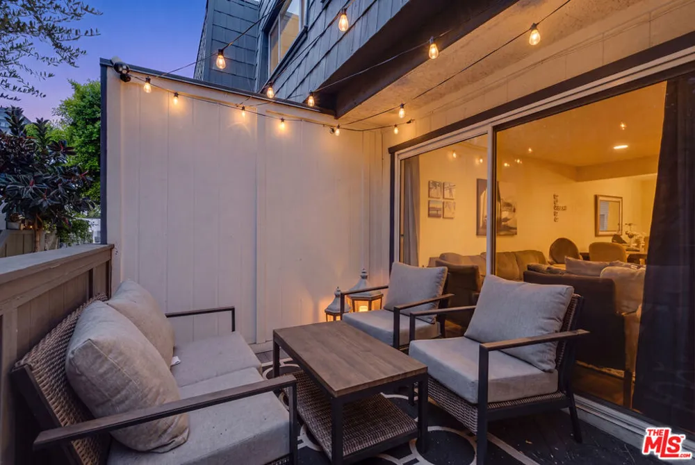 18550 Hatteras Street #100 Tarzana, CA 91356