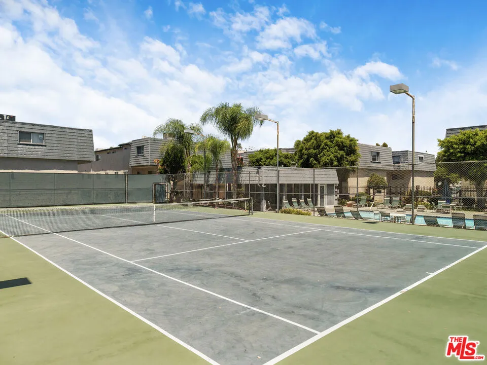 18550 Hatteras Street #100 Tarzana, CA 91356