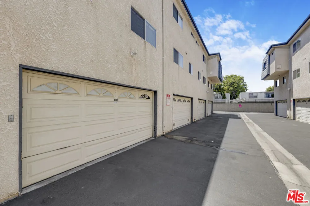 18550 Hatteras Street #100 Tarzana, CA 91356