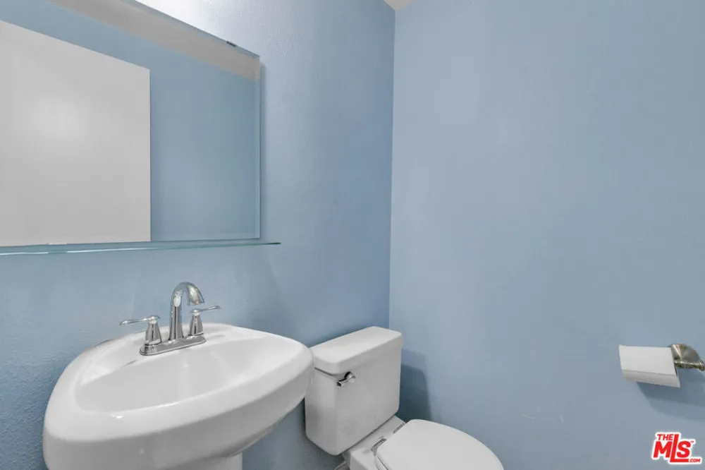 18550 Hatteras Street #100 Tarzana, CA 91356
