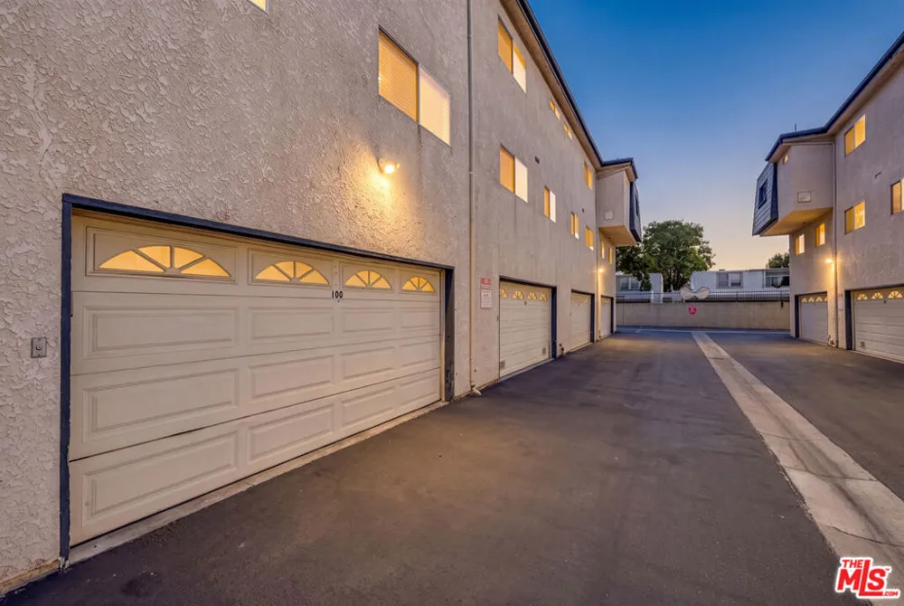 18550 Hatteras Street #100 Tarzana, CA 91356