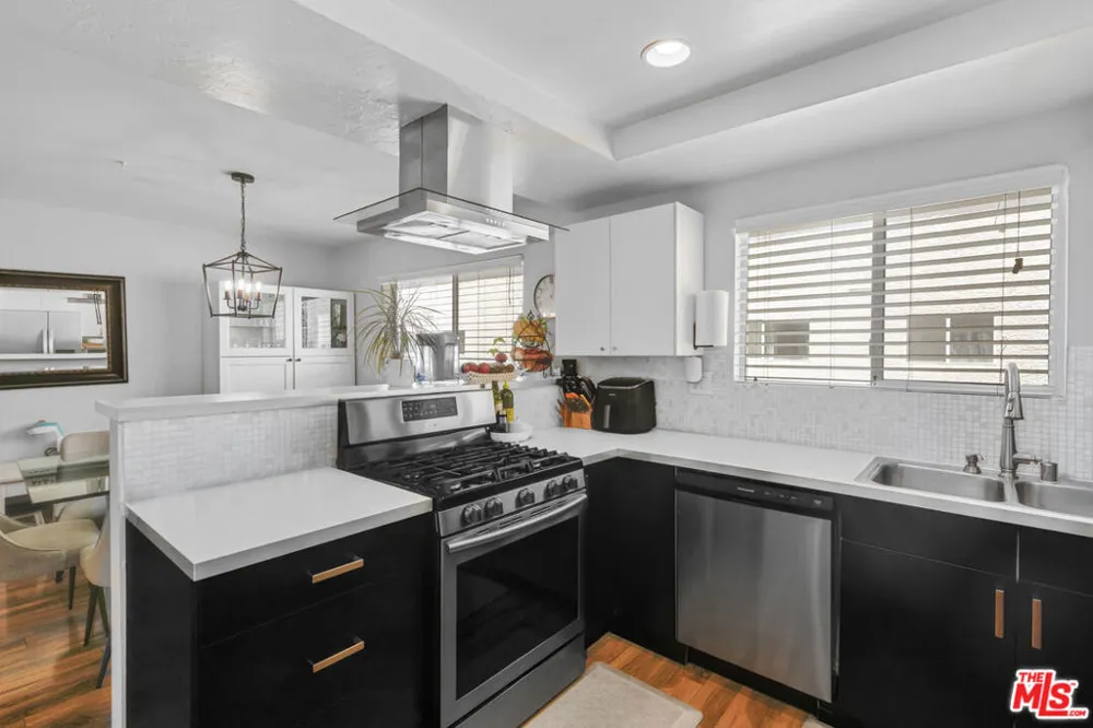 18550 Hatteras Street #100 Tarzana, CA 91356