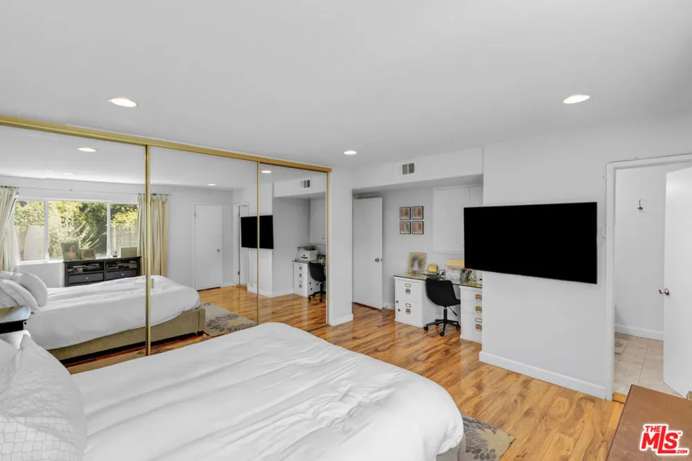 18550 Hatteras Street #100 Tarzana, CA 91356