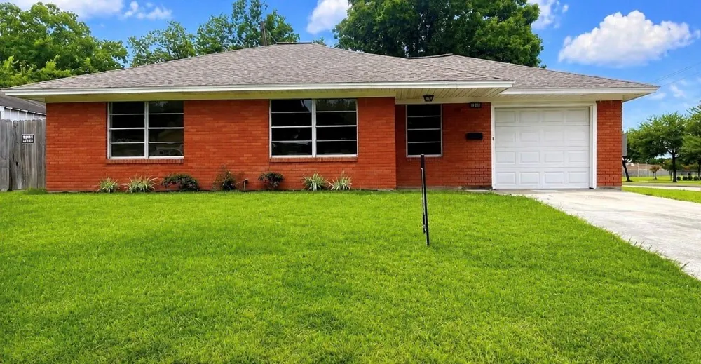 2102 Blueberry Lane Pasadena, TX 77502