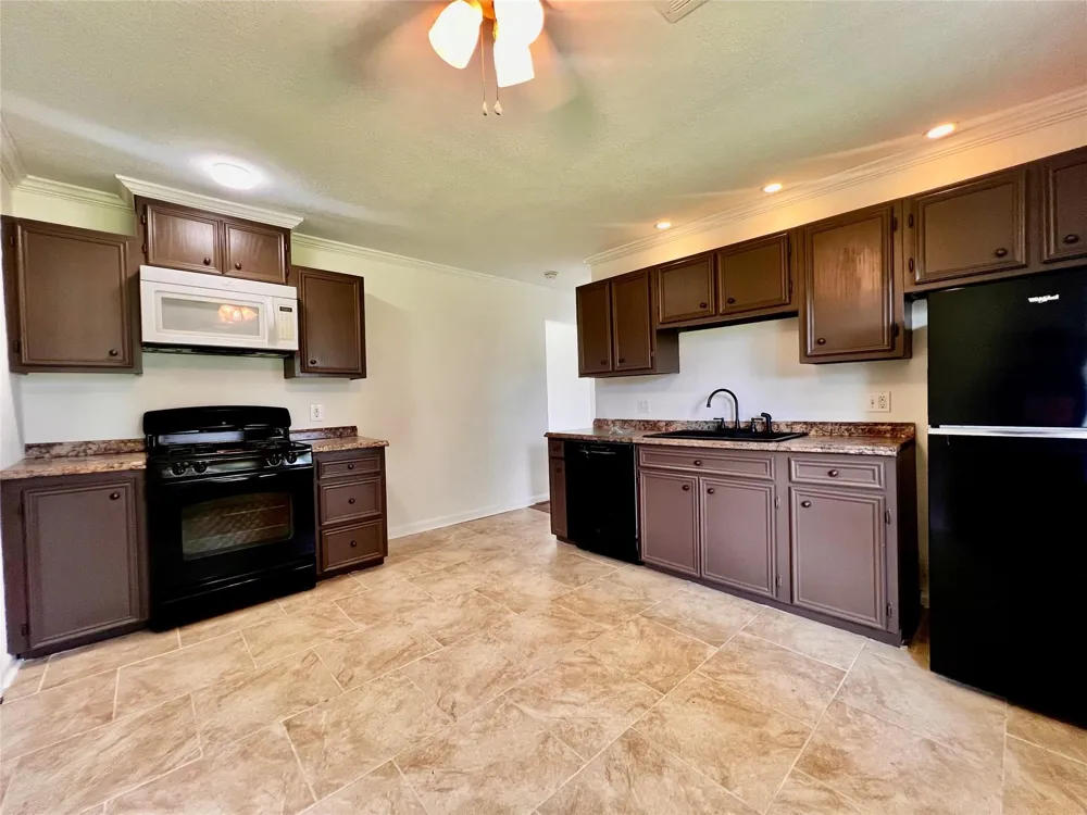 2102 Blueberry Lane Pasadena, TX 77502