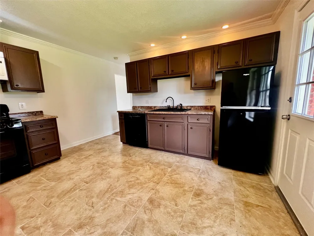 2102 Blueberry Lane Pasadena, TX 77502