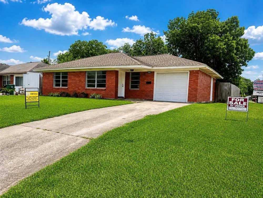 2102 Blueberry Lane Pasadena, TX 77502