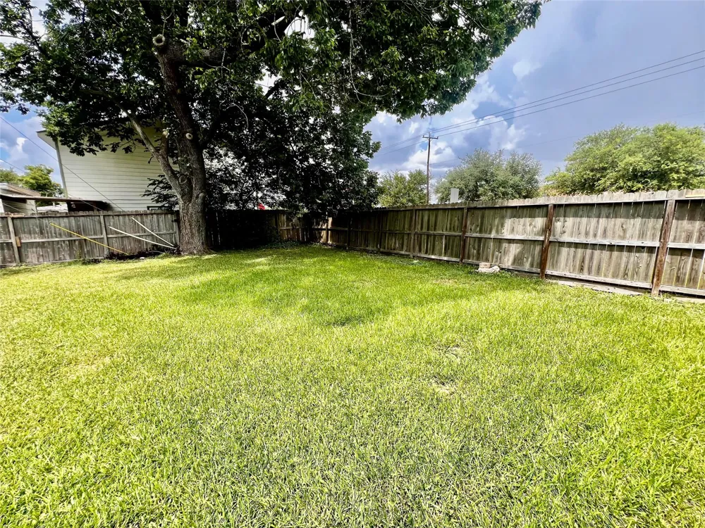 2102 Blueberry Lane Pasadena, TX 77502