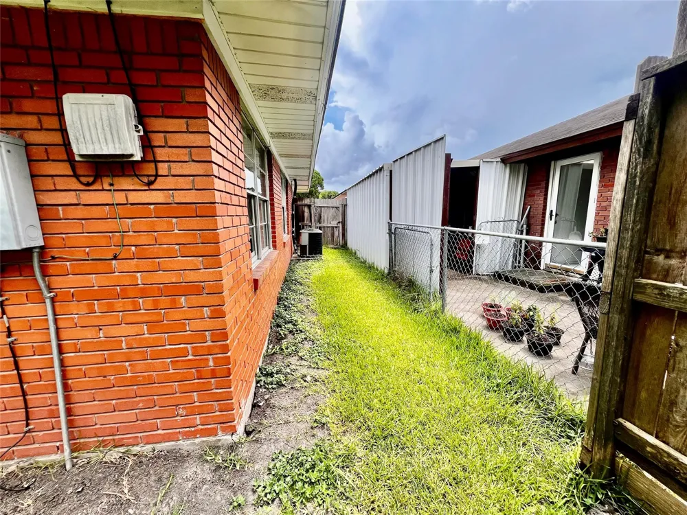 2102 Blueberry Lane Pasadena, TX 77502