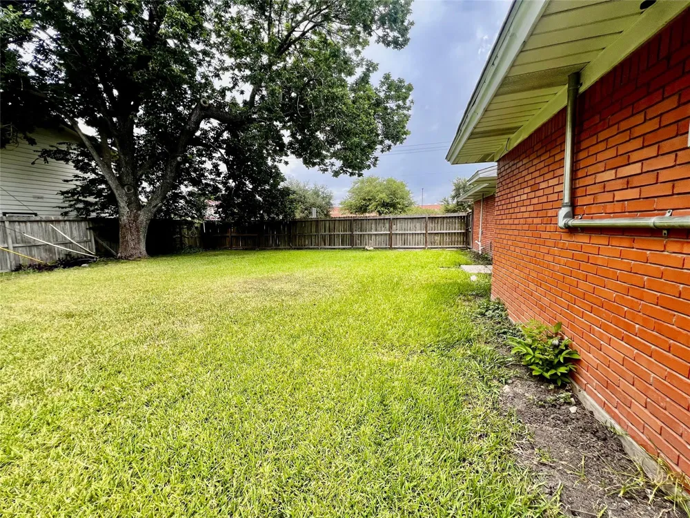 2102 Blueberry Lane Pasadena, TX 77502