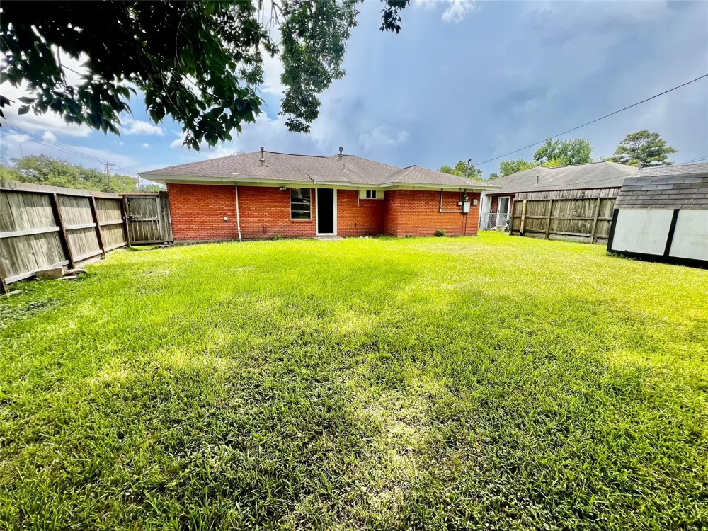 2102 Blueberry Lane Pasadena, TX 77502
