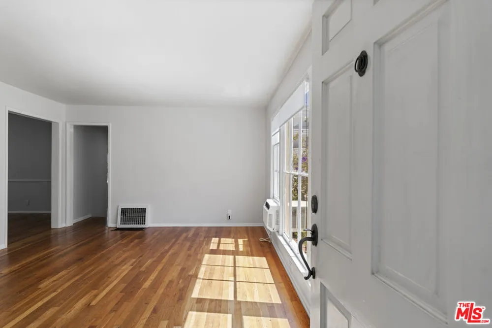 15222 Dickens Street Los Angeles, CA 91403