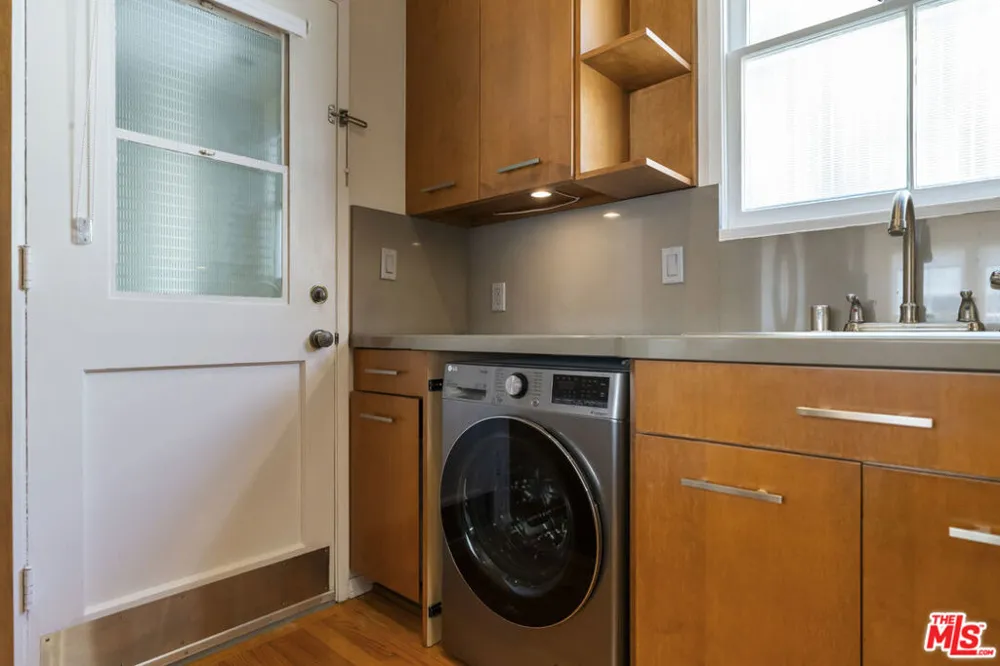 15222 Dickens Street Los Angeles, CA 91403