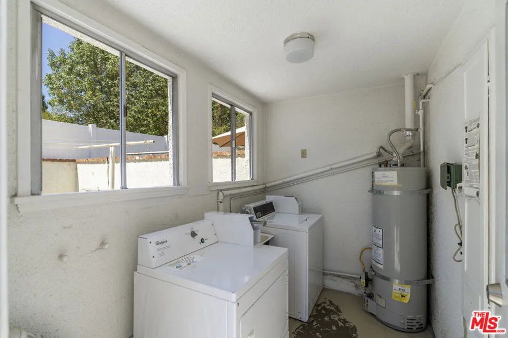 15222 Dickens Street Los Angeles, CA 91403