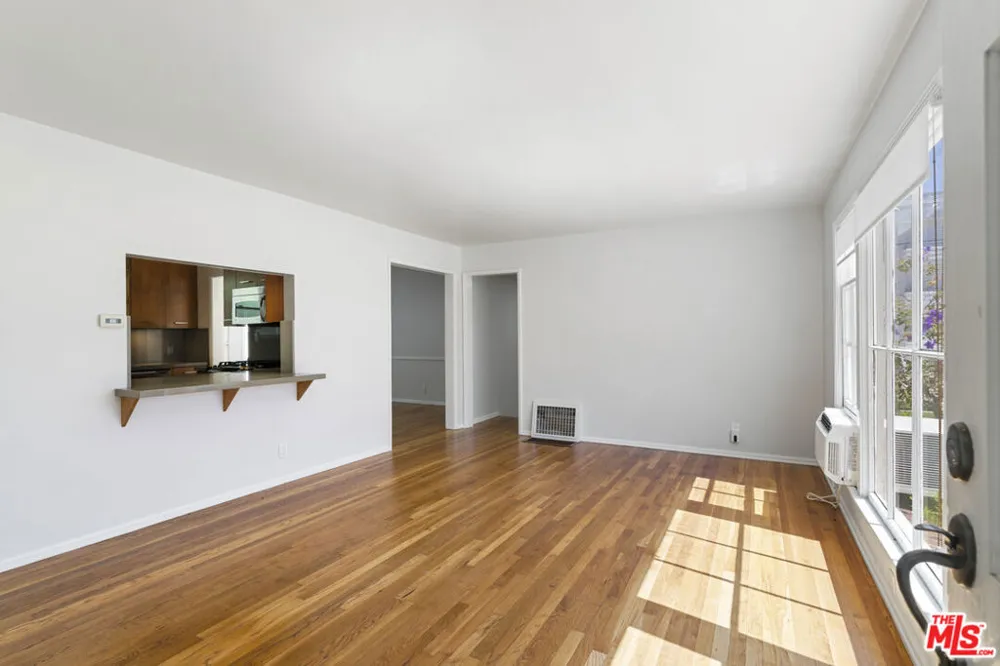 15222 Dickens Street Los Angeles, CA 91403