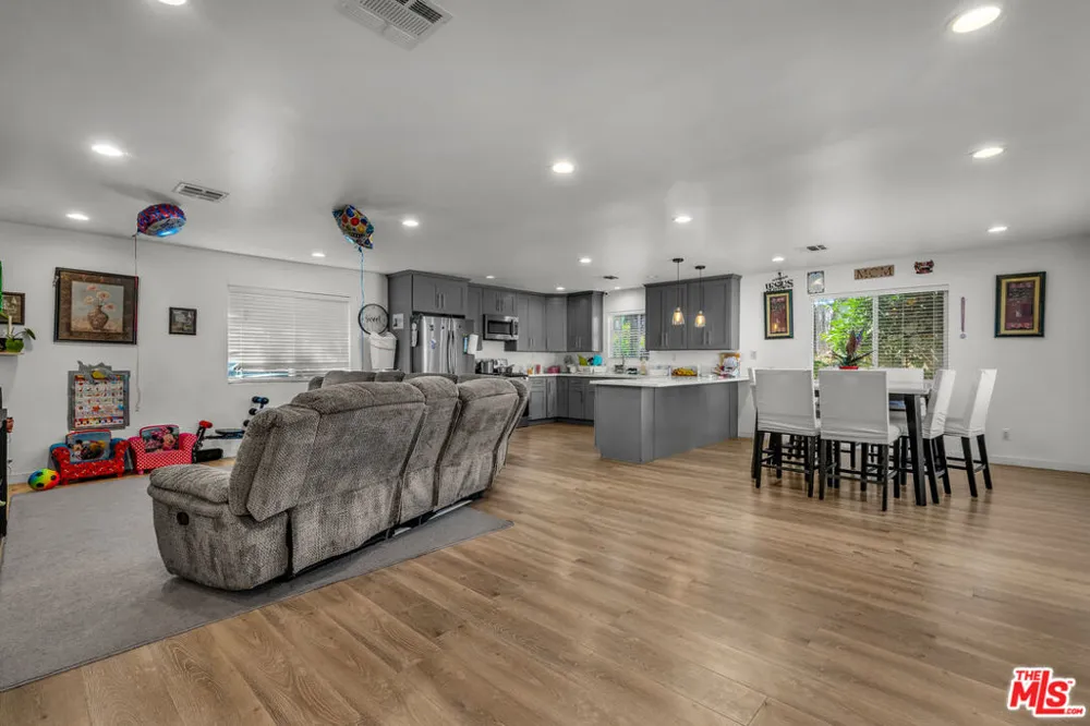 6729 Ensign Avenue Los Angeles, CA 91606