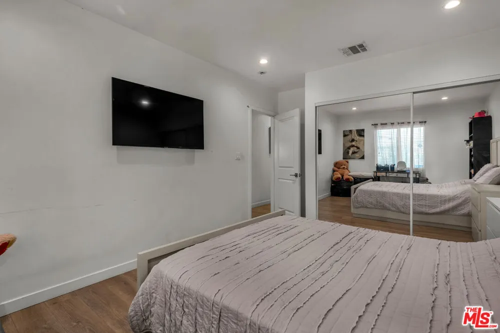 6729 Ensign Avenue Los Angeles, CA 91606