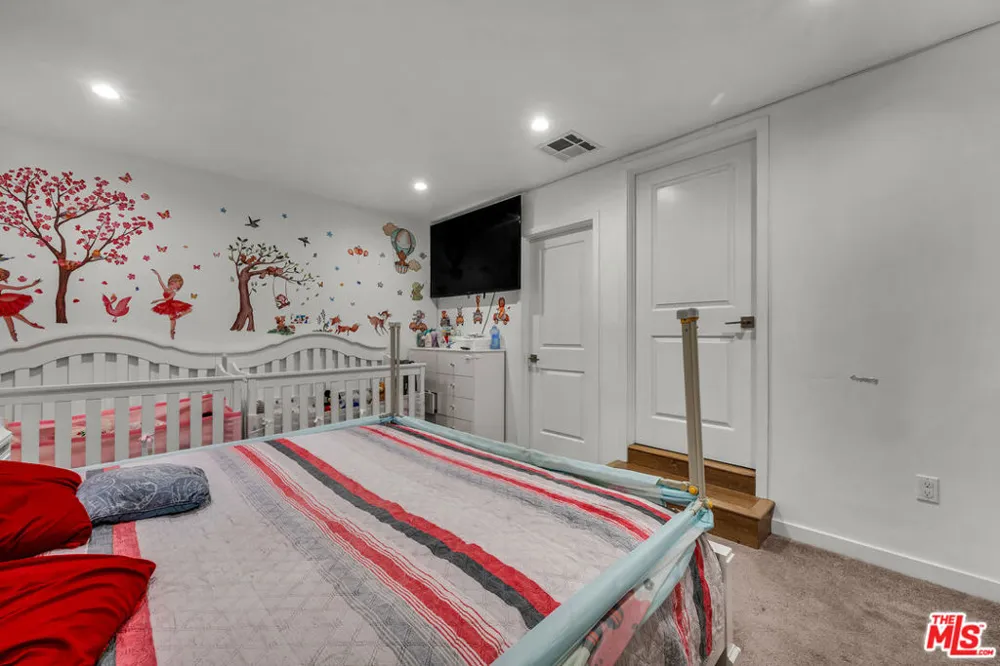 6729 Ensign Avenue Los Angeles, CA 91606