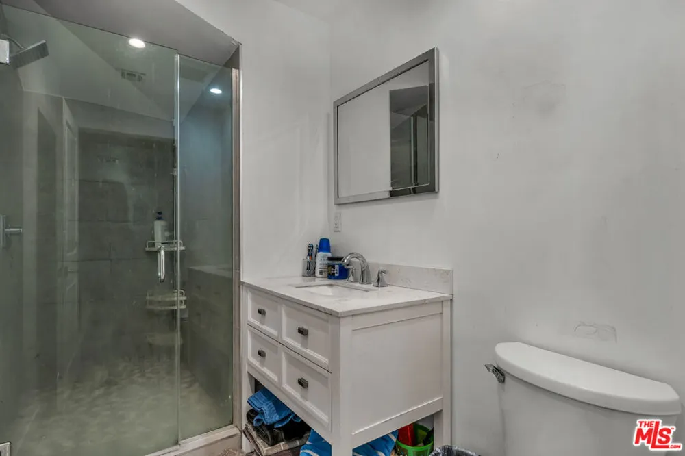 6729 Ensign Avenue Los Angeles, CA 91606