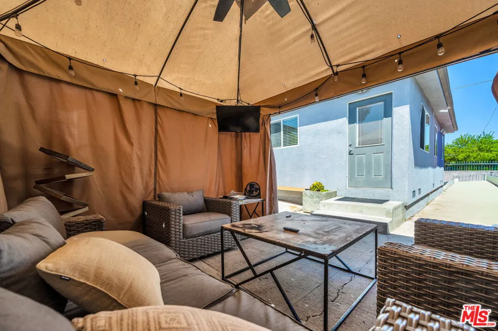 6729 Ensign Avenue Los Angeles, CA 91606