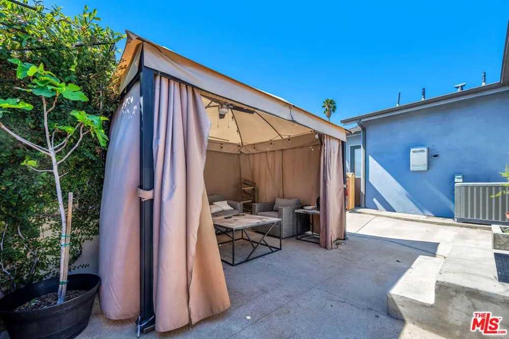 6729 Ensign Avenue Los Angeles, CA 91606