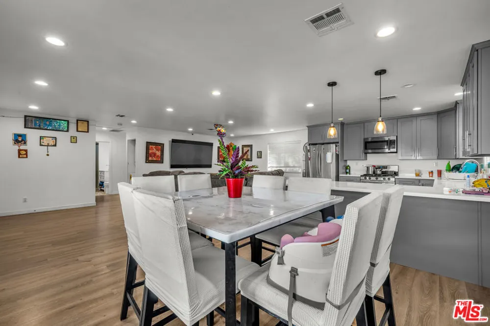 6729 Ensign Avenue Los Angeles, CA 91606