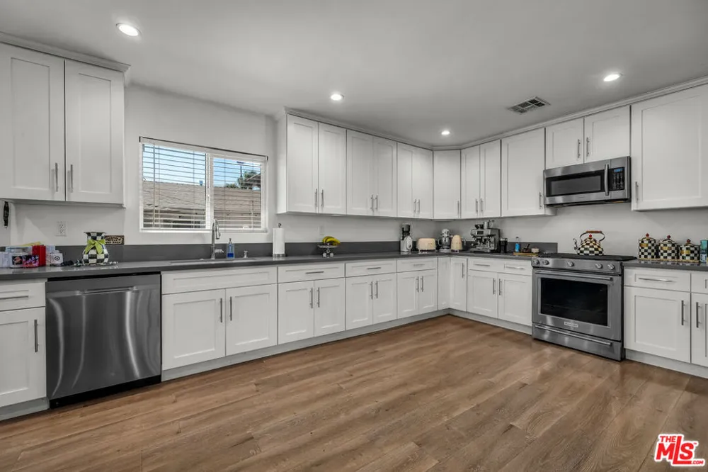 6729 Ensign Avenue Los Angeles, CA 91606