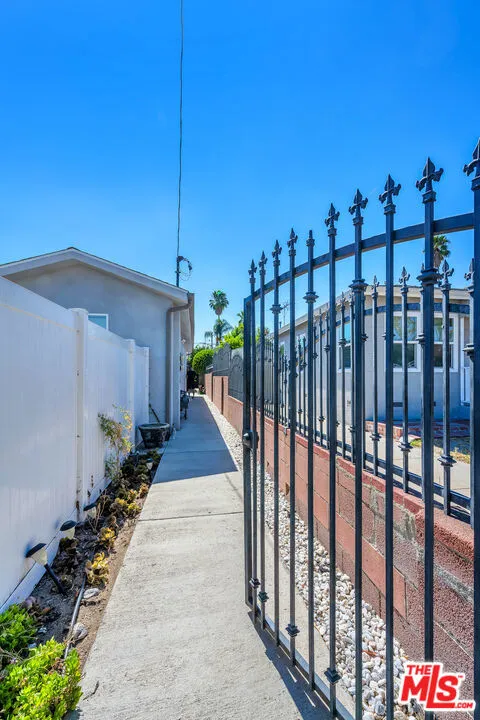 6729 Ensign Avenue Los Angeles, CA 91606