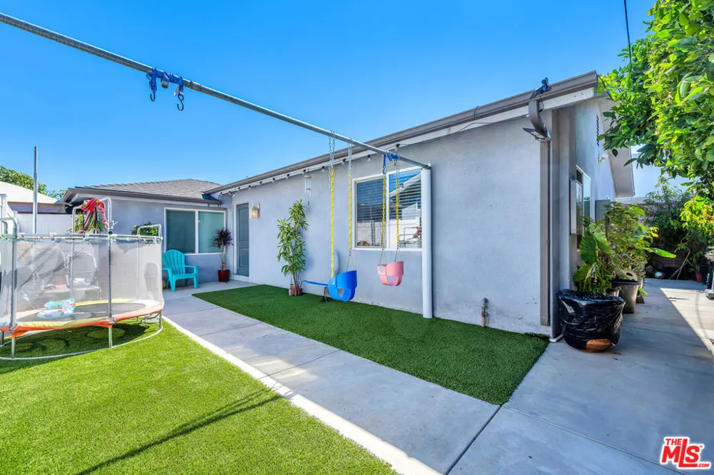 6729 Ensign Avenue Los Angeles, CA 91606