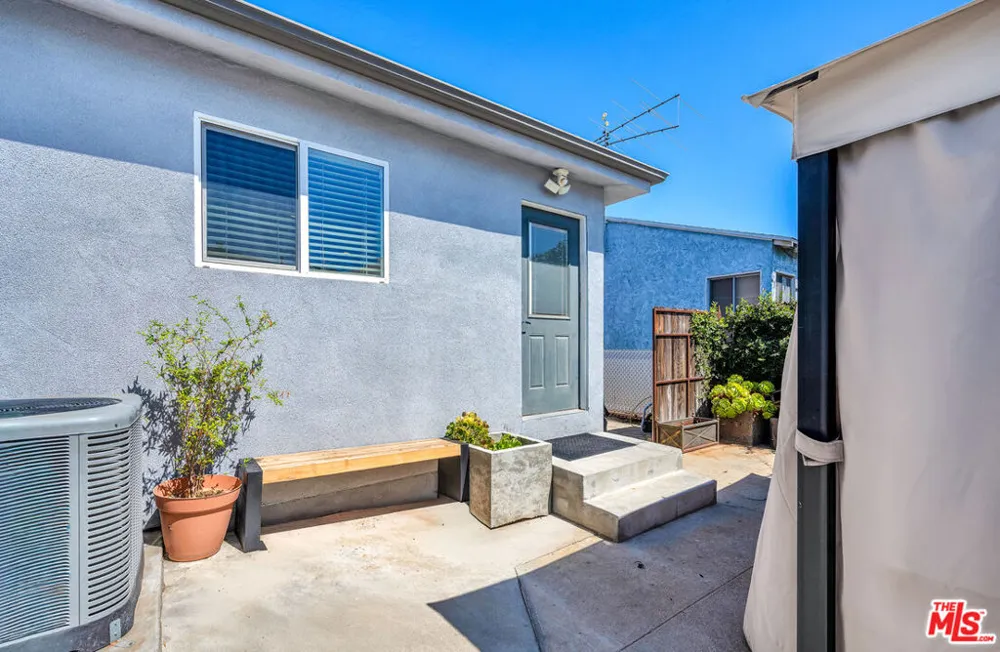 6729 Ensign Avenue Los Angeles, CA 91606