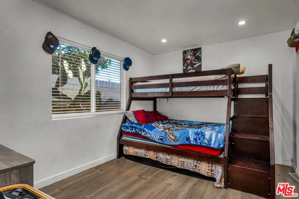 6729 Ensign Avenue Los Angeles, CA 91606