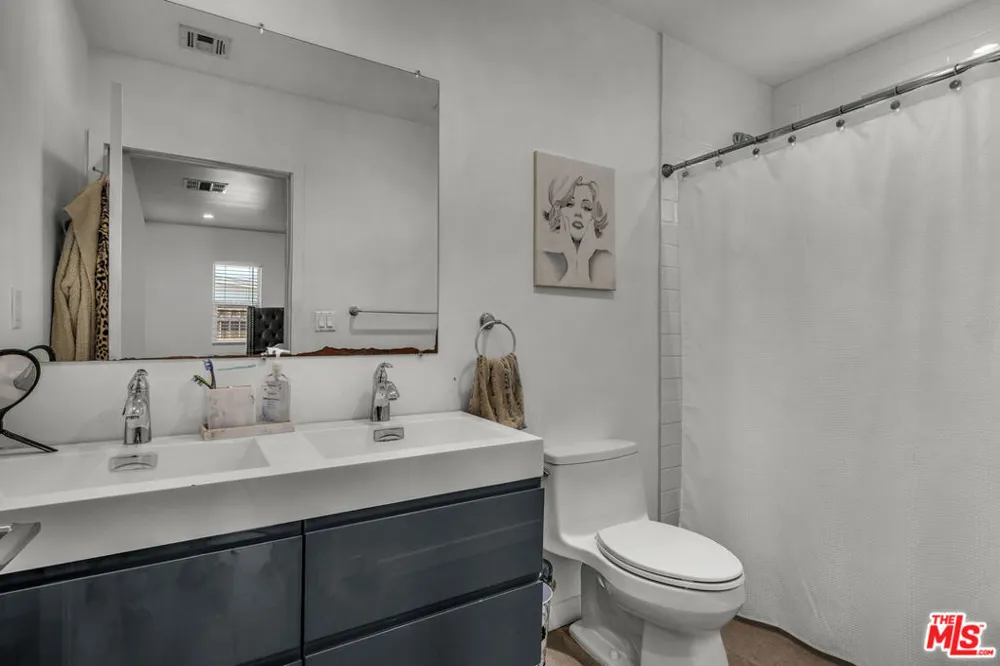 6729 Ensign Avenue Los Angeles, CA 91606