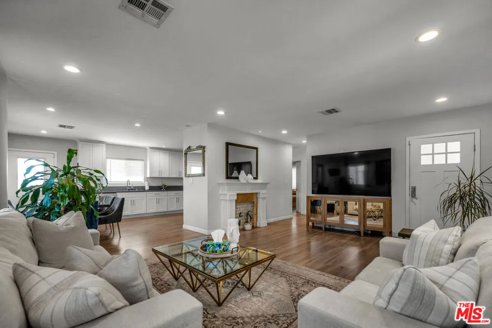 6729 Ensign Avenue Los Angeles, CA 91606