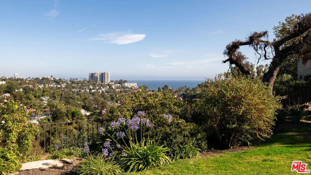 528 Chautauqua Boulevard Los Angeles, CA 90272
