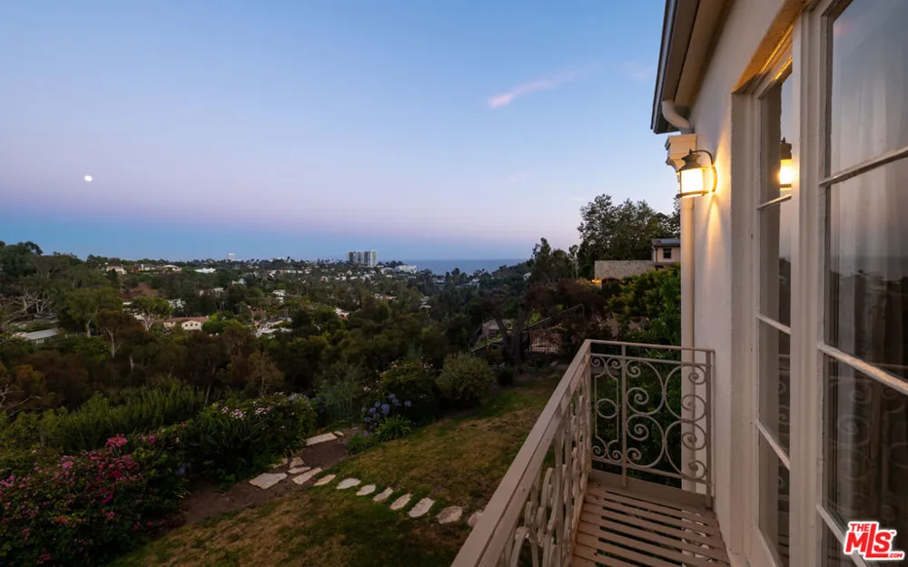 528 Chautauqua Boulevard Los Angeles, CA 90272