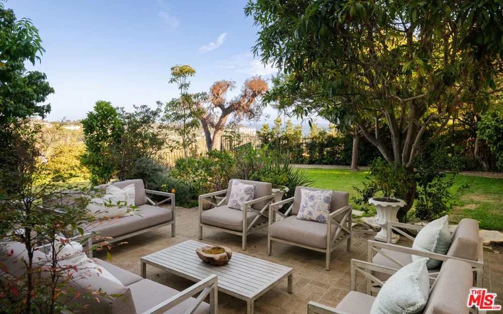 528 Chautauqua Boulevard Los Angeles, CA 90272