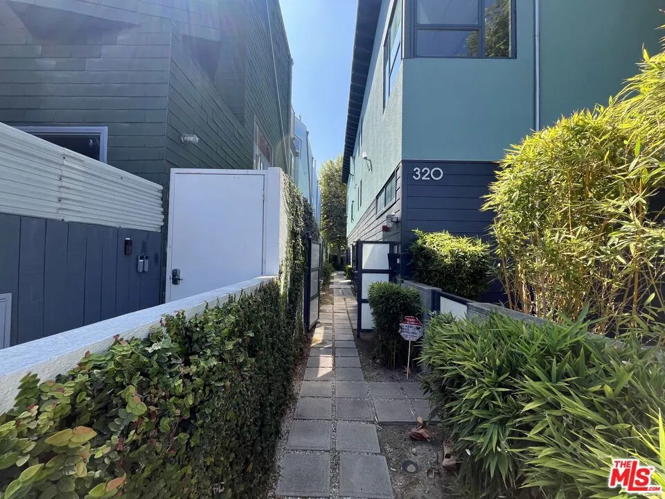 320 Indiana Avenue #B Venice, CA 90291