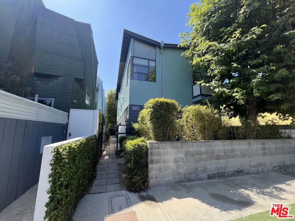 320 Indiana Avenue #B Venice, CA 90291