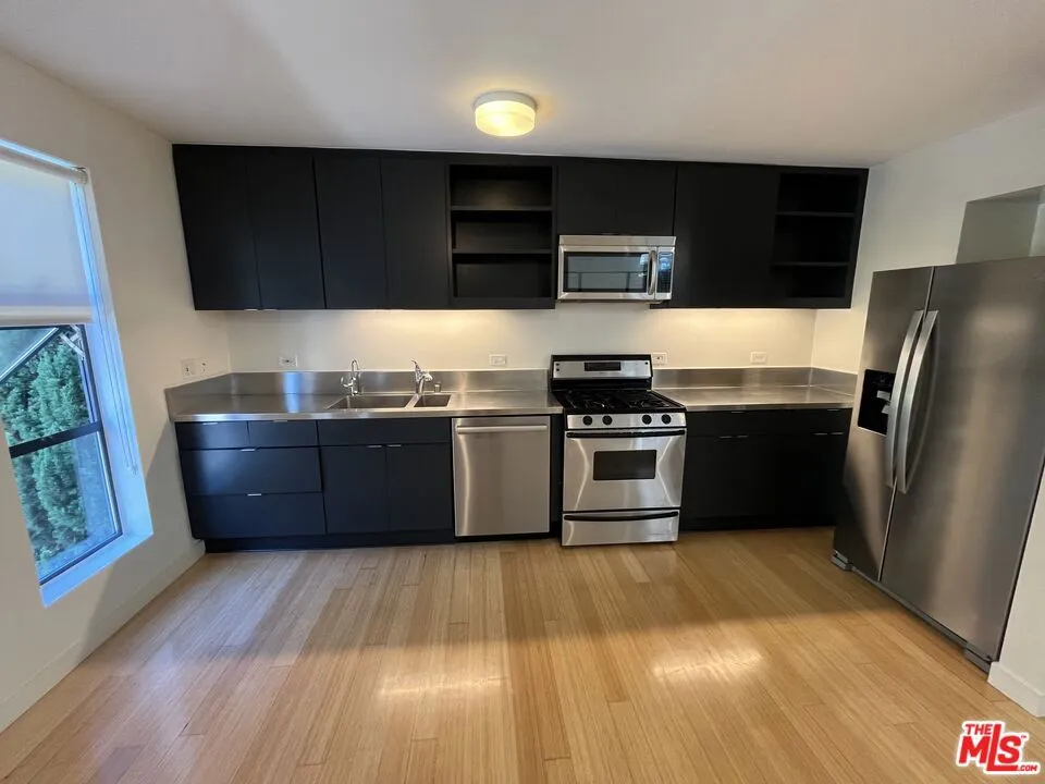 320 Indiana Avenue #B Venice, CA 90291