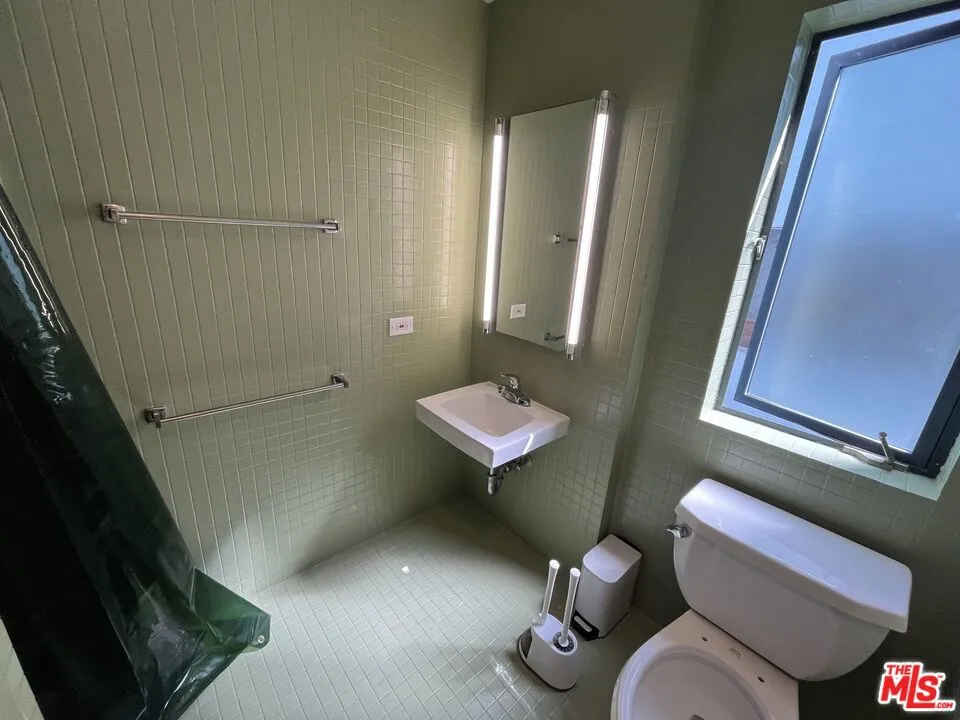 320 Indiana Avenue #B Venice, CA 90291