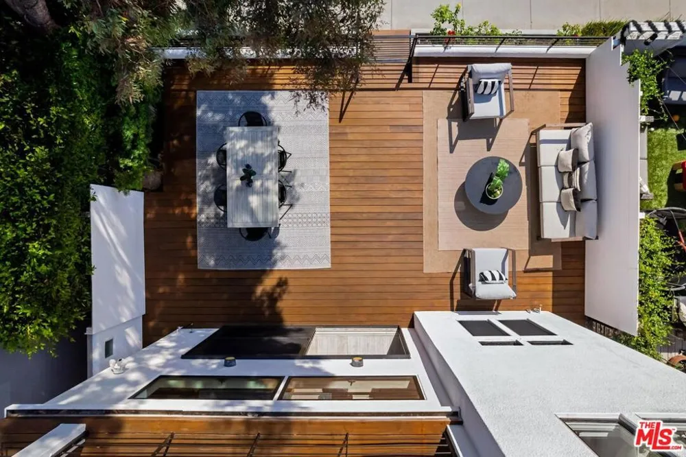 2331 Eastern Canal Venice, CA 90291