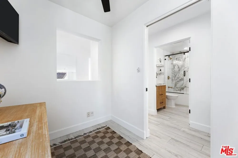 2331 Eastern Canal Venice, CA 90291