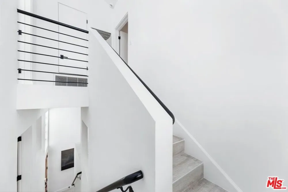 2331 Eastern Canal Venice, CA 90291