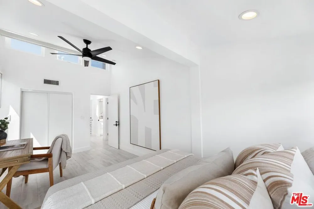 2331 Eastern Canal Venice, CA 90291